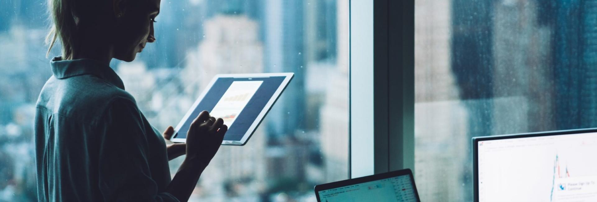 Интерфейс алгоритмической торговой системы с визуализацией входов и выходов из позиций